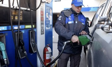 El impuesto a los combustibles se ajustará por inflación y se vienen nuevos aumentos de las naftas