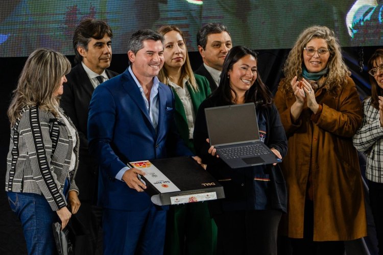 5.000 Docentes reciben  computadoras para impulsar la digitalización educativa