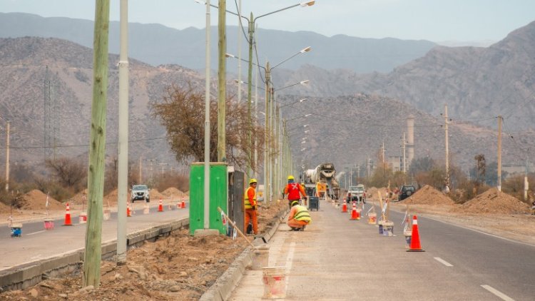 La obra en la Avenida Ignacio de la Roza suma luminarias LED y cordón cuneta