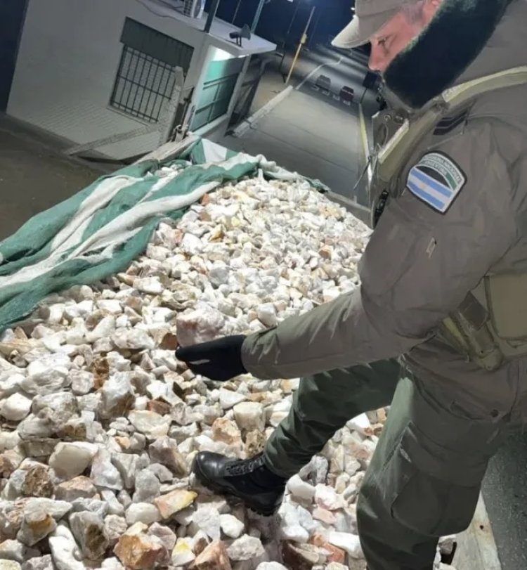 Secuestran un camión con 30 toneladas de cuarzo en Caucete