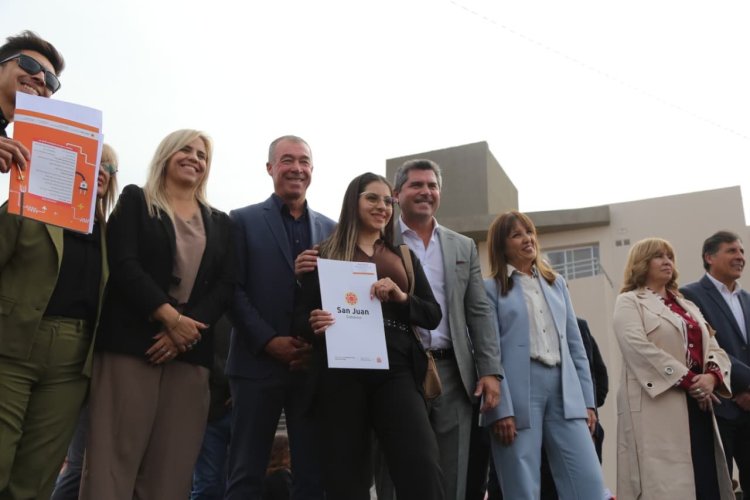 El gobernador Orrego entregó 260 viviendas en Capital