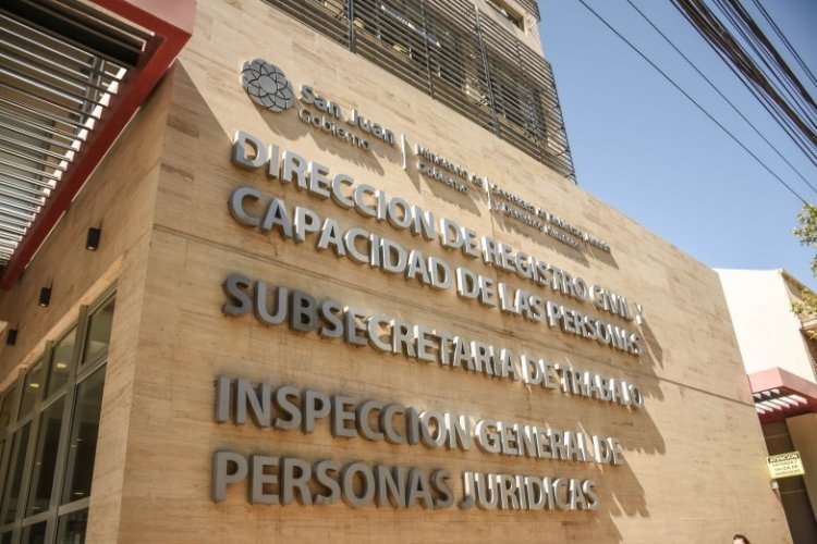 Diferencias entre cambio de nombre y apellido ante la adición de apellido