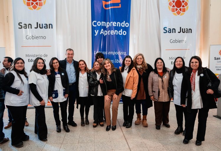 Un centenar de docentes de Calingasta recibió sus notebooks