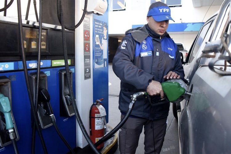 El impuesto a los combustibles se ajustará por inflación y se vienen nuevos aumentos de las naftas