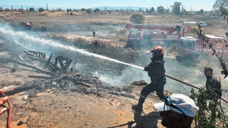 Bomberos de la Policía refuerzan su labor frente a fuertes vientos