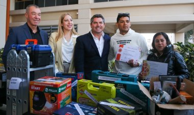 Orrego encabezó la entrega de certificados y herramientas del programa Aprender, Trabajar y Producir