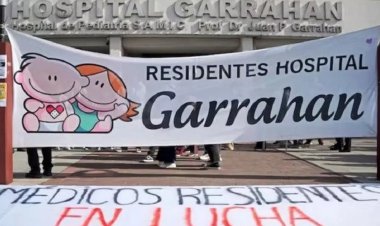 Los trabajadores del Hospital Garrahan realizan un paro tras el veto de Milei