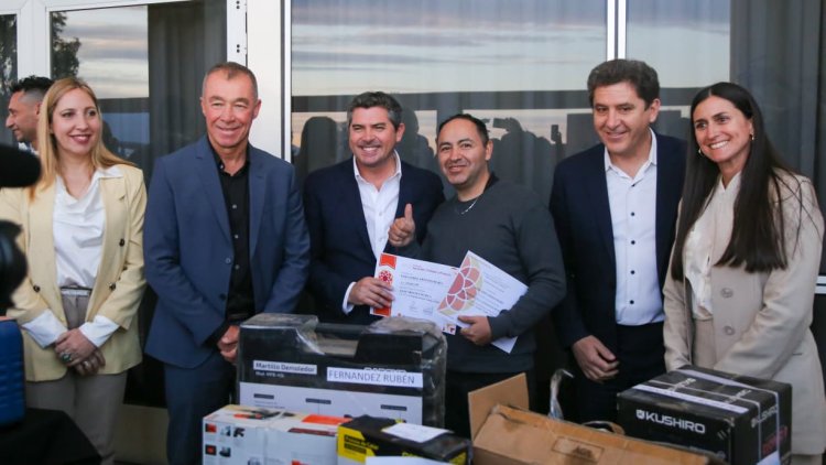 Orrego encabezó la entrega de certificados y herramientas del programa Aprender, Trabajar y Producir