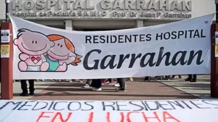 Los trabajadores del Hospital Garrahan realizan un paro tras el veto de Milei