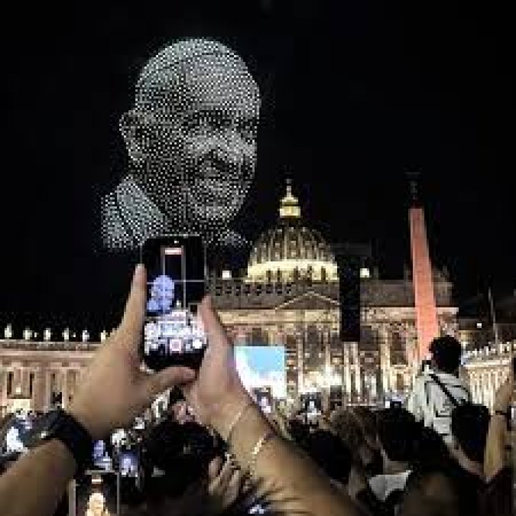 Miles de drones iluminaron el Vaticano para homenajear al papa Francisco