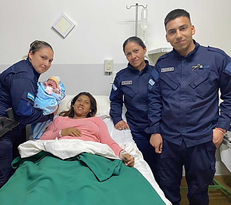 Policías héroes: ayudaron a una caucetera a tener su bebé