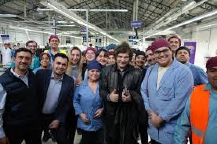 Javier Milei en Tierra del Fuego: visitó reconocida fábrica y saludó a trabajadores