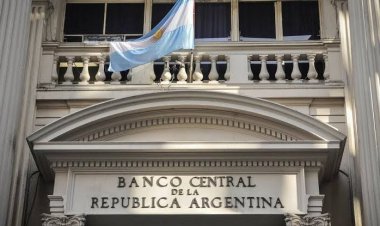 Aseguran que cuatro bancos asistirían a Javier Milei con otros 20 mil millones de dólares