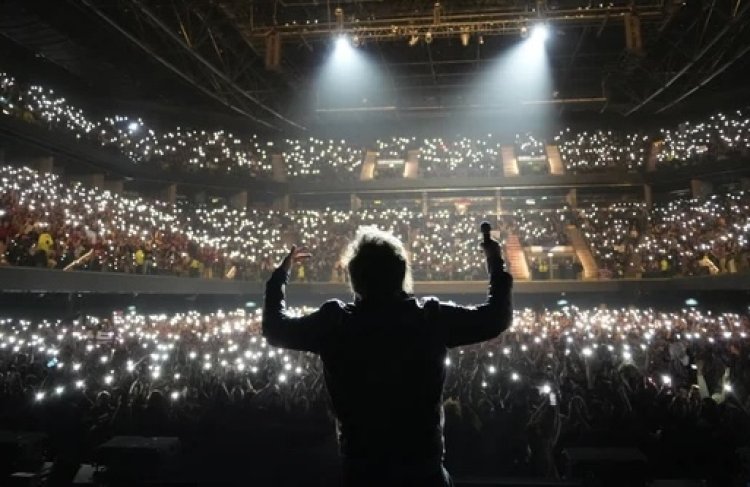 Milei presentó su libro con un show de rock