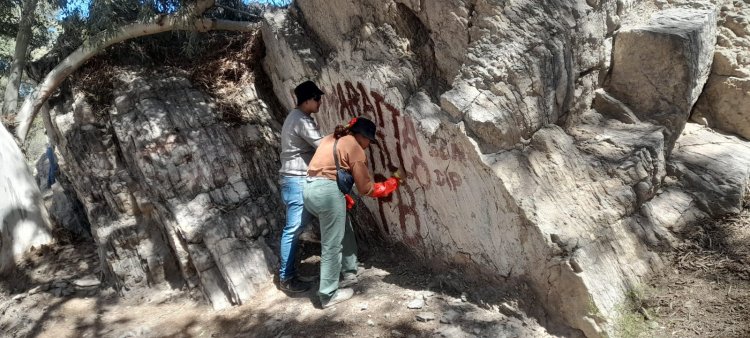 Comenzaron a limpiar grafitis en el Parque Quebrada de Zonda