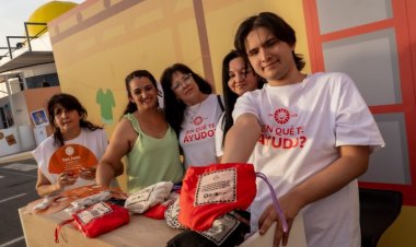 Todos los visitantes quieren llevarse un bolso reciclado del stand de Familia