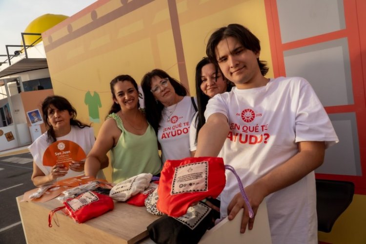 Todos los visitantes quieren llevarse un bolso reciclado del stand de Familia