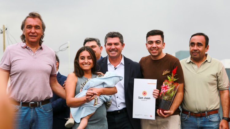 Orrego celebró los 272 años de Iglesia con la entrega de  casas, el anuncio de dos barrios y la puesta en marcha de luz LED para una ruta clave