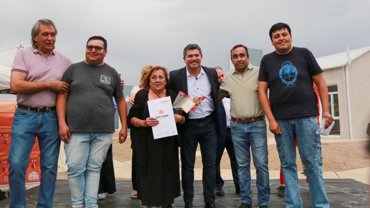 Orrego celebró los 272 años de Iglesia con la entrega de  casas, el anuncio de dos barrios y la puesta en marcha de luz LED para una ruta clave