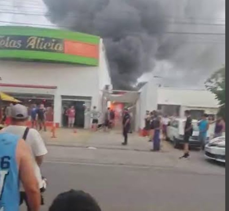 El fuego arrasó con un local textil a metros de la esquina Colorada
