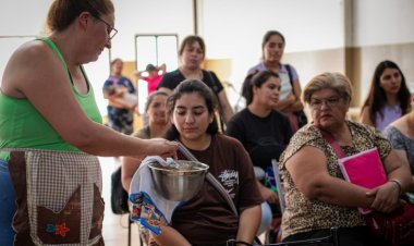 Capacitan y equipan a vecinos para elaborar productos navideños