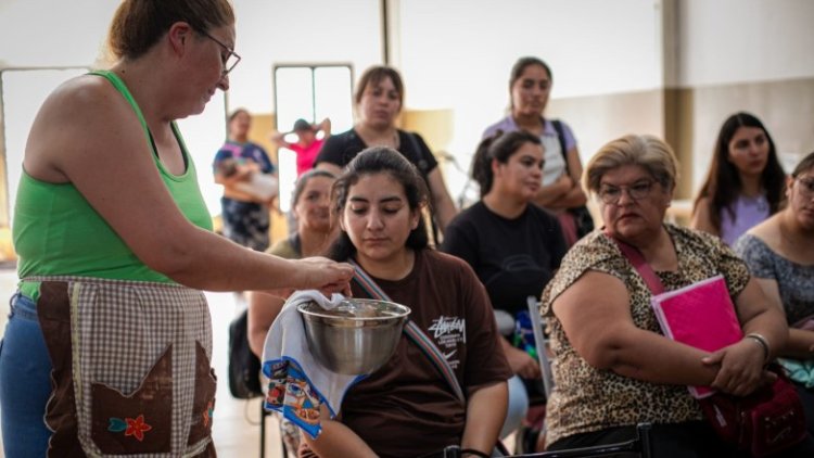 Capacitan y equipan a vecinos para elaborar productos navideños