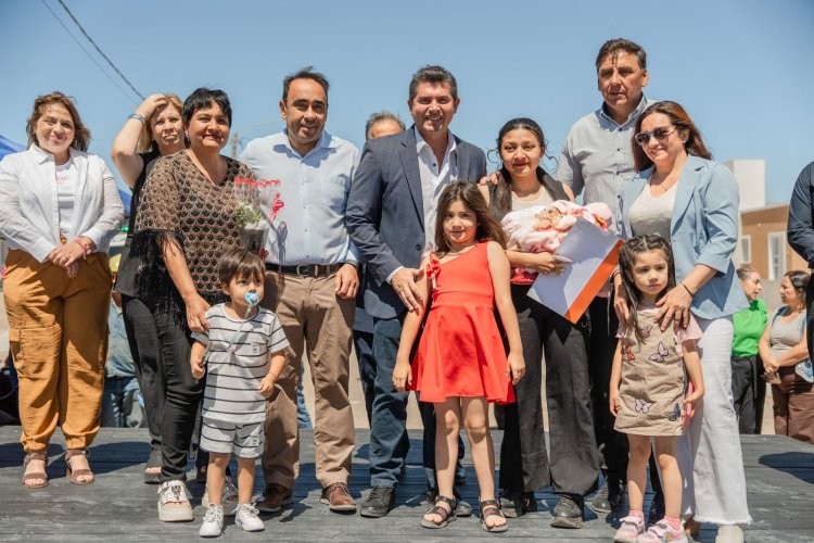 Orrego realizó una nueva entrega de viviendas, esta vez en Iglesia