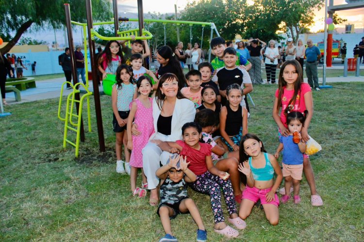 El Barrio Ara San Juan luce su nueva plaza