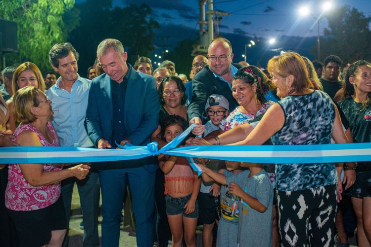 Con recursos propios, el municipio de Rivadavia pavimentó Villa Chacabuco tras 60 años de espera