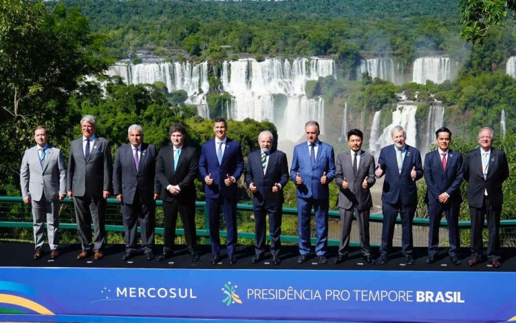 Cumbre del Mercosur:  Milei posó para la foto familiar con las Cataratas de fondo