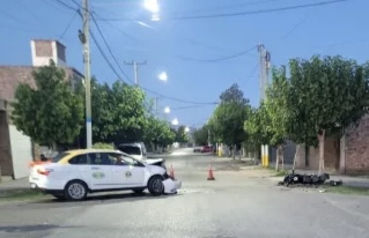 Un remisero chocó a una moto y dejó a una joven con varias fracturas