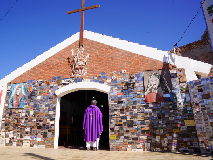 Nueva cartelería informativa en la Capilla de San Expedito para fortalecer el turismo de fe