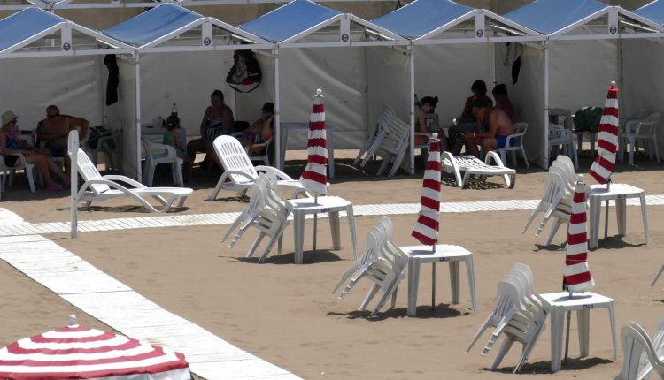 Escándalo: pagó 3 millones por la carpa en Mar del Plata y también le cobraron la sombrilla