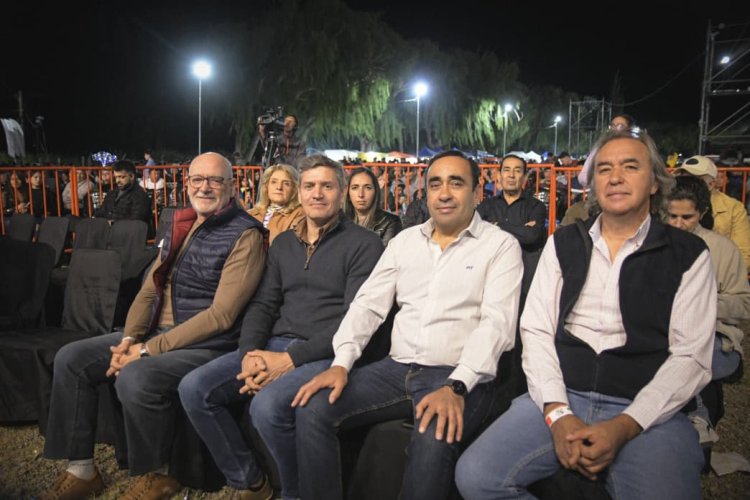 La Fiesta Provincial de la Semilla y la Manzana tuvo un cierre cargado de emoción