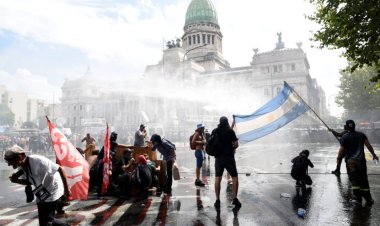 Incidentes por la reforma laboral: gases, explosiones y detenidos en las afueras del Congreso
