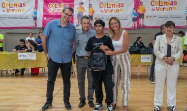 Los participantes de las Colonias de Verano en Rawson recibieron sus kits escolares