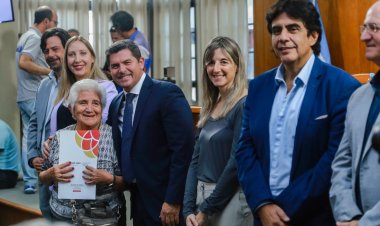 Orrego entregó actas que dan seguridad legal sobre la vivienda de familias de siete departamentos