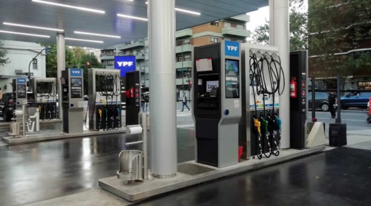 El litro de nafta en Argentina ya cuesta un 35% más que en Estados Unidos