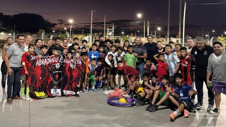 Entregaron materiales en escuelas barriales para el fortalecimiento del deporte social