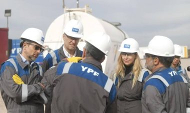 Qué va a pasar con el puesto de Manuel Adorni en el directorio de YPF, tras su salida del Gabinete