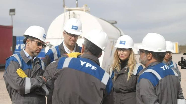 Qué va a pasar con el puesto de Manuel Adorni en el directorio de YPF, tras su salida del Gabinete