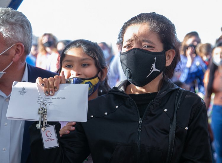 El Cerro: entregaron un nuevo barrio en Albardón