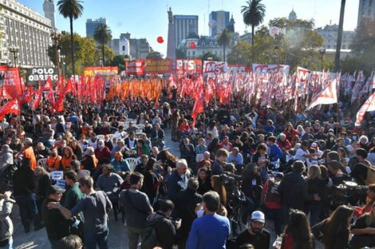 Masivo acto de la izquierda por el Día de les trabajadores