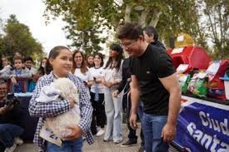 Color y alegría en el desfile de mascotas en Santa Lucía