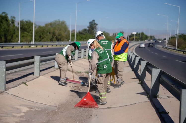 Capital levanta residuos del cantero central de Av. Circunvalación Norte
