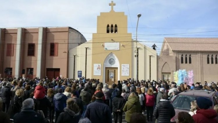 Por la procesión de María Auxiliadora, cientos de files coparon las calles
