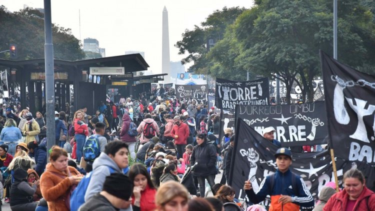 Organizaciones piqueteras definen un plan de lucha en un plenario nacional en el Obelisco