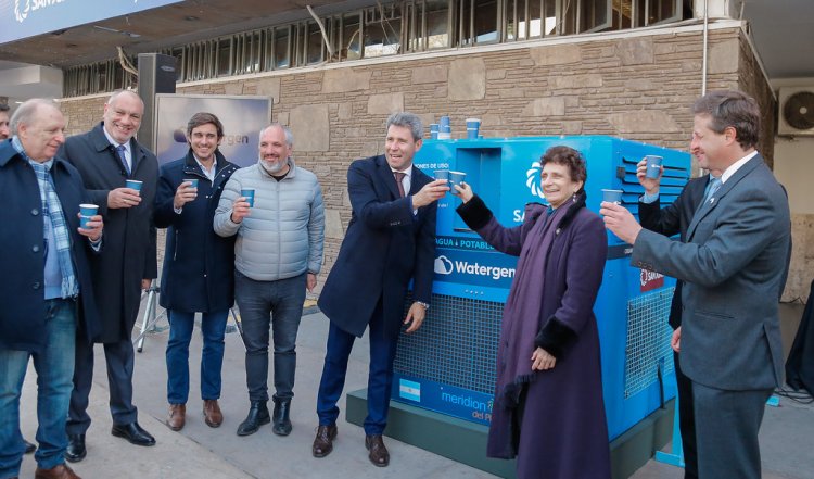 La primera máquina generadora de agua potable ya funciona en el Aldo Cantoni