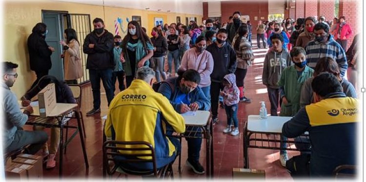 Entregaron notebooks a seis escuelas más