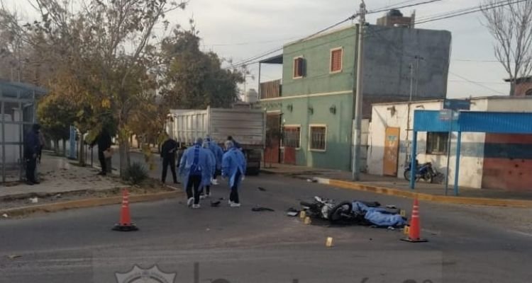 Viernes trágico: mueren  dos jóvenes al chocar con un camión